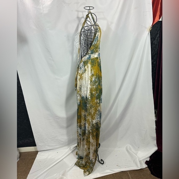 Chic Floral Maxi Dress in Green and Cream - Picture 4 of 9